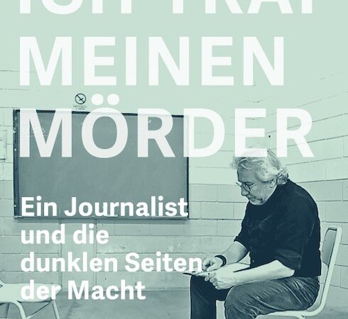 Buchcover: Ein Mann sitzt lesend auf einem Stuhl. Titel: Ich traf meinen Mörder – Ein Journalist und die dunklen Seiten der Macht von Can Dündar., © Literaturhaus Stuttgart