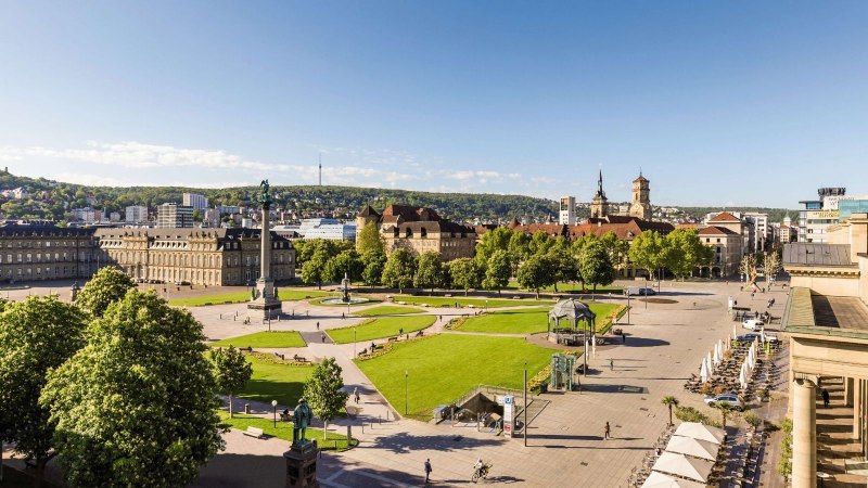 Panoramablick auf den Schlossplatz in Stuttgart mit Grünflächen, historischen Gebäuden und einem klaren blauen Himmel., © Stuttgart-Marketing GmbH Werner Dieterich Panoramablick auf den Schlossplatz in Stuttgart mit Grünflächen, historischen Gebäuden und einem klaren blauen Himmel., © Stuttgart-Marketing GmbH Werner Dieterich
