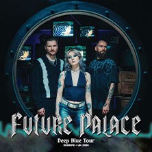 Bandfoto von Future Palace f&uuml;r die Deep Blue Tour 2026. Drei Bandmitglieder stehen vor Bildschirmen in einem futuristischen Setting., &copy; links im Bild