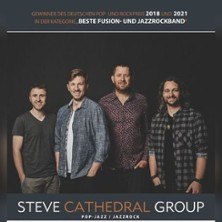 Vier M&auml;nner posieren vor einem dunklen Hintergrund. Oben steht 'Steve Cathedral Group', Gewinner des Deutschen Pop- und Rockpreises., &copy; links im Bild