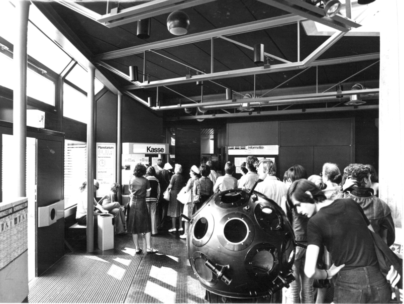 In Stuttgart befindet sich eines der &auml;ltesten Planetarien der Welt. Am 16. Mai 1928 wurde es im sogenannten &bdquo;Hindenburgbau&ldquo; er&ouml;ffnet. Rund 50 Jahre sp&auml;ter bekam es im Mittleren Schlossgarten ein neues Zuhause., &copy; Planetarium Stuttgart