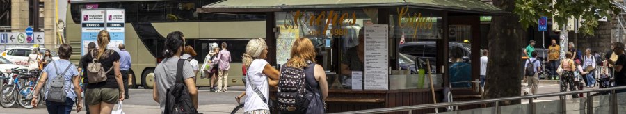 A cr&ecirc;pes stand at Stuttgart Central Station with several people queuing. Bicycles and a bus can be seen in the background., &copy; SMG Stuttgart Marketing GmbH - Sarah Schmid