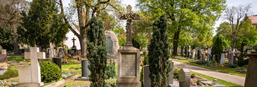 The Uff Cemetery, with gravestones, cross monuments, and well-tended graves beneath old trees., © Peter Jagusch/Landeshauptstadt Stuttgart The Uff Cemetery, with gravestones, cross monuments, and well-tended graves beneath old trees., © Peter Jagusch/Landeshauptstadt Stuttgart