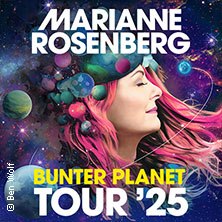 Frau mit pinkem Haar und buntem planetarischem Hintergrund. Text: "Marianne Rosenberg Bunter Planet Tour '25"., © links im Bild Frau mit pinkem Haar und buntem planetarischem Hintergrund. Text: "Marianne Rosenberg Bunter Planet Tour '25"., © links im Bild