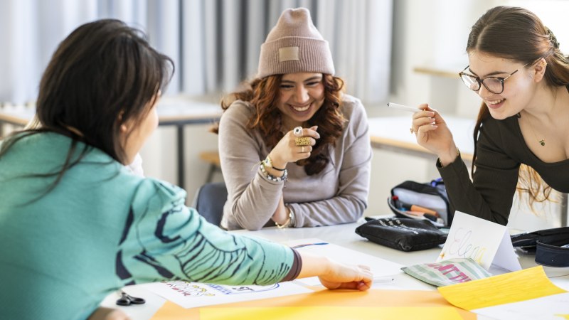 In kleinen Gruppen beschäftigen sich Schüler*innen in der Campuswoche mit einem Projekt., © Merz Akademie