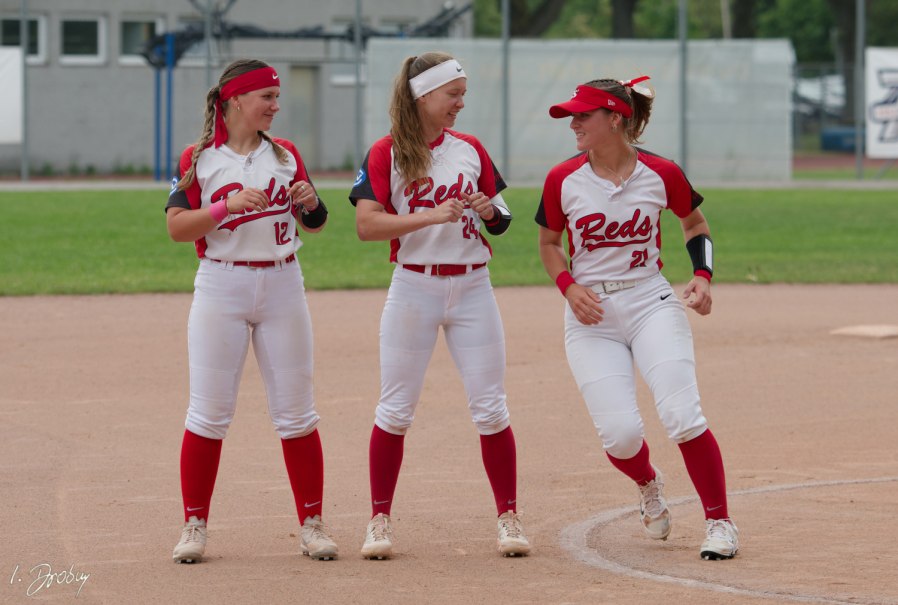Softball, &copy; IRIS DROBNY