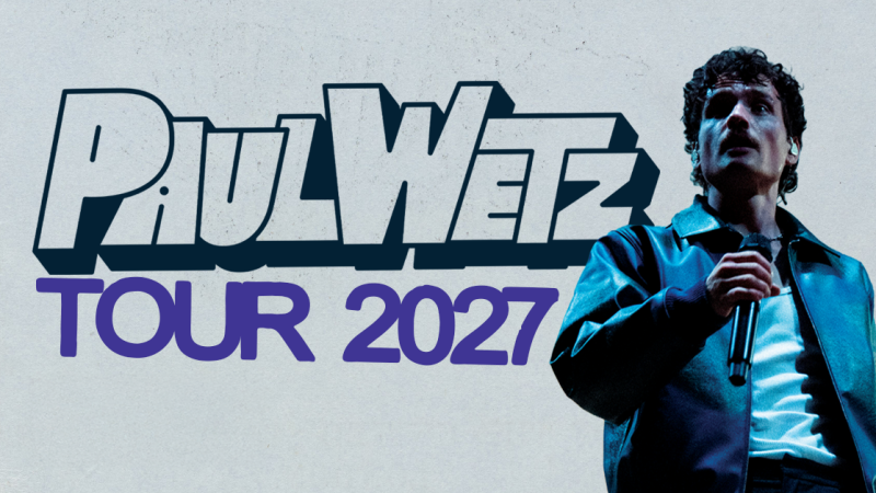 Plakat f&uuml;r die PaulWetz Tour 2027. Ein S&auml;nger mit Mikrofon steht rechts, der Tourname ist in gro&szlig;en Buchstaben links zu sehen., &copy; links im Bild