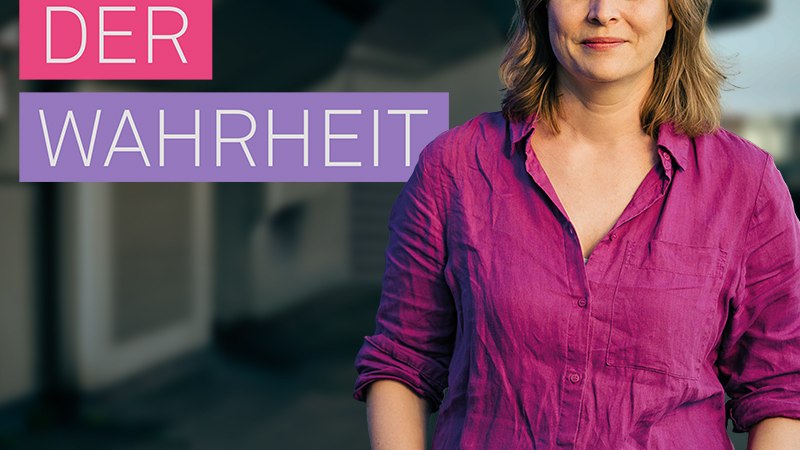 Frau in wei&szlig;em Oberteil und orangefarbener Hose vor blauem Hintergrund. Text: 'Torten der Wahrheit Tour 2025'., &copy; Aspasia Event GmbH