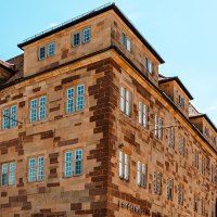 Das Altes Schloss in Stuttgart mit dem Schild des Landesmuseums Württemberg vor blauem Himmel., © Stuttgart Marketing GmbH, Sarah Schmid