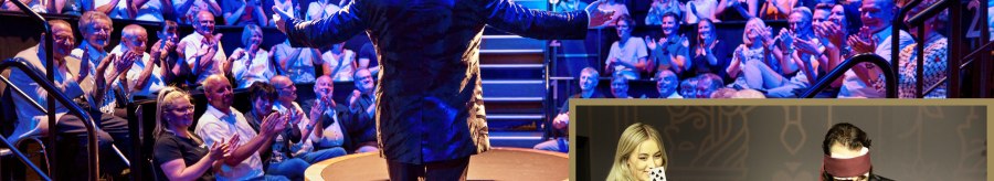 A magician in the Strotmanns Magic Lounge Stuttgart in front of an applauding audience. In the small picture, a woman shows a card while a man with a blindfold sits at the table., © STROTMANNS Magic Lounge