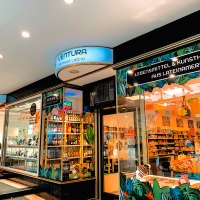 A delicatessen called Ventura offers Latin American food and handicrafts. The shop window is colorfully decorated., &copy; Feinkost Latino Ventura