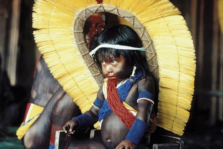 Kayapo-Junge, für die Namensgebungszeremonie geschmückt, © Gustaaf Verswijver