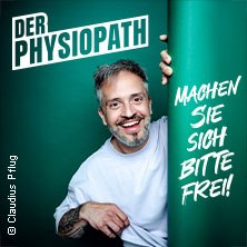 Ein Mann l&auml;chelt hinter einem gr&uuml;nen Vorhang hervor. Text: 'DER PHYSIOPATH - Machen Sie sich bitte frei!', &copy; links im Bild