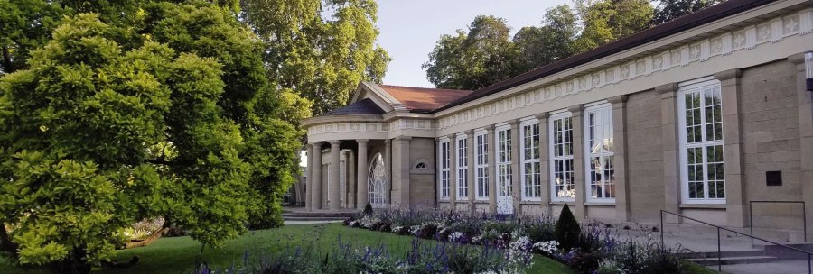 The Kursaal Bad Cannstatt with classic architecture, large windows and a well-tended garden in the foreground, surrounded by trees., © Stuttgart-Marketing GmbH The Kursaal Bad Cannstatt with classic architecture, large windows and a well-tended garden in the foreground, surrounded by trees., © Stuttgart-Marketing GmbH