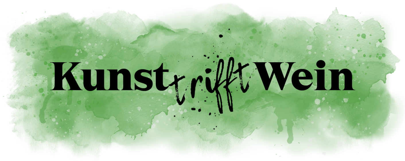 Grünes Banner mit schwarzem Text 'Kunst trifft Wein' in künstlerischer Schrift auf gesprenkeltem Hintergrund., © Weingut der Stadt Stuttgart