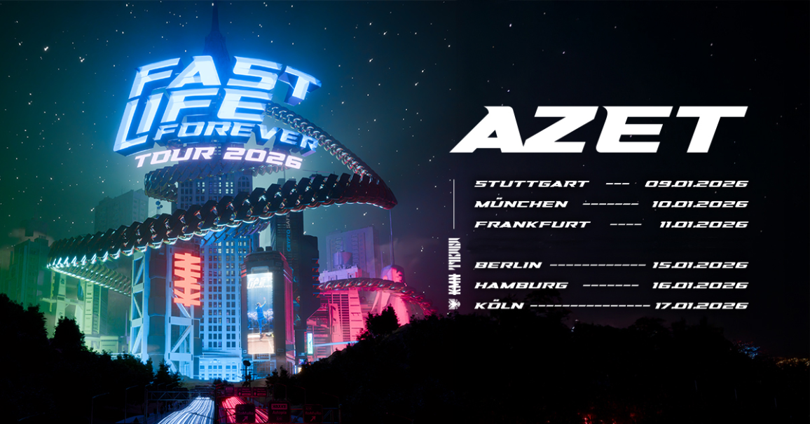 Futuristisches Poster der Fast Life Forever Tour 2026 von Azet. Tourdaten f&uuml;r Stuttgart, M&uuml;nchen, Frankfurt, Berlin, Hamburg und K&ouml;ln sind angegeben., &copy; links im Bild