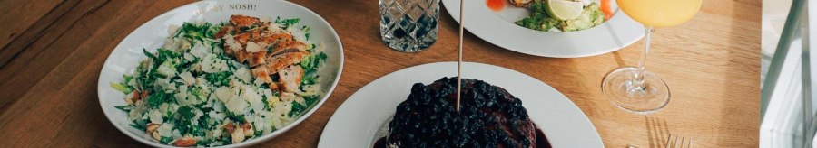 A table with salad, pancakes with berries, a drink and other dishes on a wooden table., &copy; The Gardeners Nosh, Stuttgart