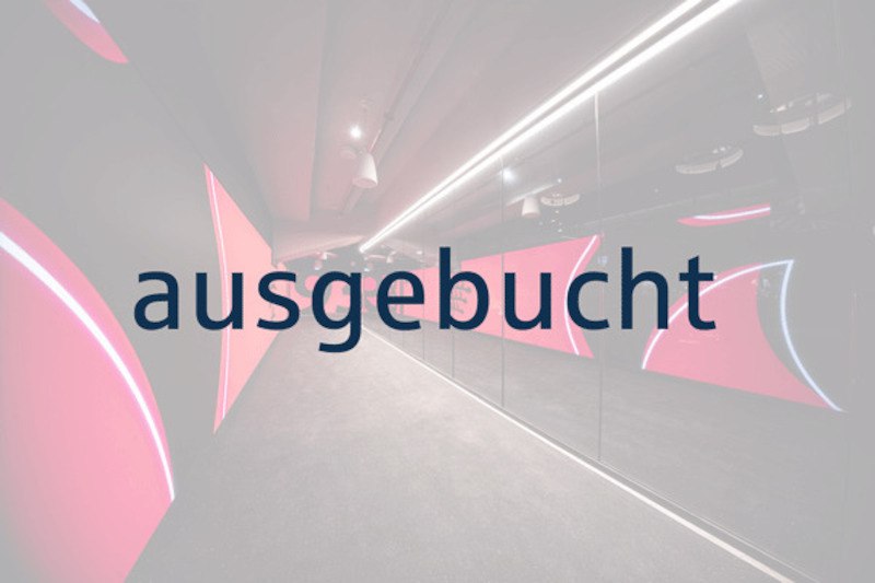 Ein moderner Flur mit Spiegelwänden und roten Lichteffekten. Der Schriftzug 'ausgebucht' ist darüber gelegt., © Mehrwert - BW-Bank Ein moderner Flur mit Spiegelwänden und roten Lichteffekten. Der Schriftzug 'ausgebucht' ist darüber gelegt., © Mehrwert - BW-Bank