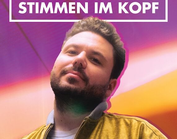 Ein Mann posiert vor einem bunten, abstrakten Hintergrund. Oben steht der Text 'Sertaç Mutlu Stimmen im Kopf'., © Theaterhaus Stuttgart e.V. Ein Mann posiert vor einem bunten, abstrakten Hintergrund. Oben steht der Text 'Sertaç Mutlu Stimmen im Kopf'., © Theaterhaus Stuttgart e.V.