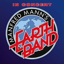 Logo von Manfred Mann's Earth Band mit rotem Schriftzug und blauem Globus im Hintergrund, darüber steht 'In Concert'., © links im Bild Logo von Manfred Mann's Earth Band mit rotem Schriftzug und blauem Globus im Hintergrund, darüber steht 'In Concert'., © links im Bild