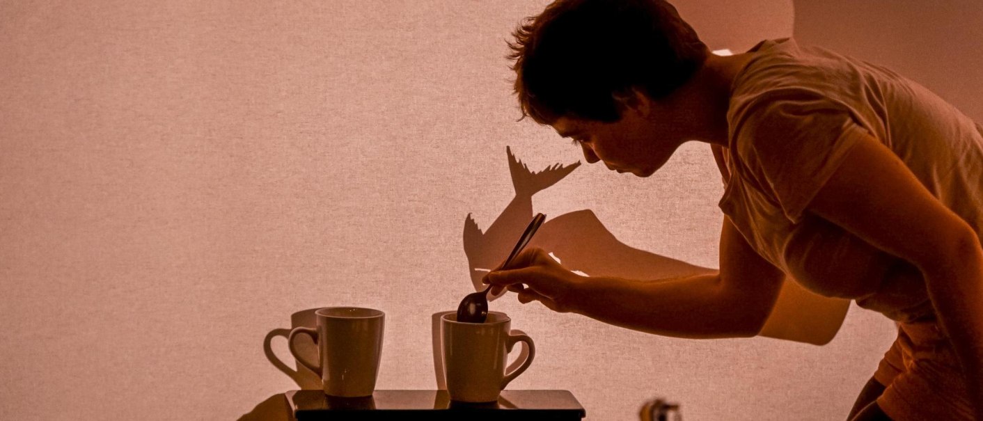Person rührt in einer Tasse, projiziert Schatten auf Leinwand. Kreatives Spiel mit Licht und Schatten., © FITZ! Stuttgart Person rührt in einer Tasse, projiziert Schatten auf Leinwand. Kreatives Spiel mit Licht und Schatten., © FITZ! Stuttgart