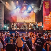 Gro&szlig;e Menschenmenge vor einer B&uuml;hne beim Sommerfestival der Kulturen. Musiker spielen, bunte Lichter und Banner im Hintergrund., &copy; Forum der Kulturen Stuttgart e. V.