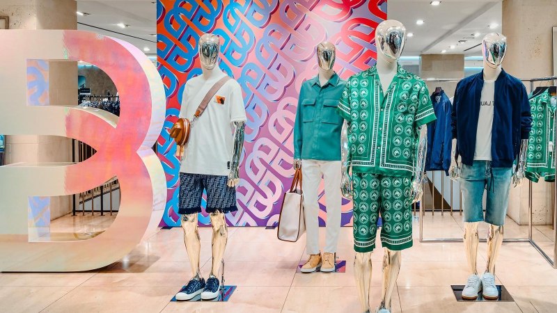 Shop window at Breuninger Stuttgart with four mannequins in fashionable menswear against a colorful background., &copy; Breuninger, Stuttgart
