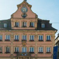 The historic town hall of Schwäbisch Gmünd on the market square, with a clock in the gable and windows decorated with flowers, in sunny weather., © Stuttgart-Marketing GmbH, Sarah Schmid The historic town hall of Schwäbisch Gmünd on the market square, with a clock in the gable and windows decorated with flowers, in sunny weather., © Stuttgart-Marketing GmbH, Sarah Schmid