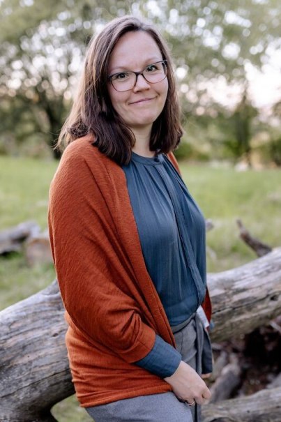 Eine Frau mit Brille und braunem Haar steht lächelnd vor einem Baumstamm in einer natürlichen Umgebung., © Börsenverein des Deutschen Buchhandels, Landesverband Baden-Württemberg e.V. Eine Frau mit Brille und braunem Haar steht lächelnd vor einem Baumstamm in einer natürlichen Umgebung., © Börsenverein des Deutschen Buchhandels, Landesverband Baden-Württemberg e.V.