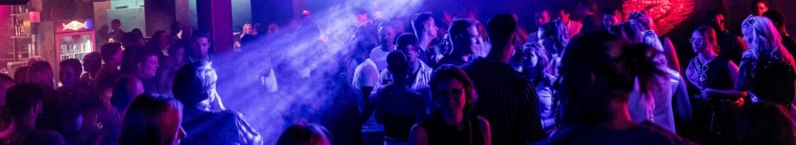 A lively nightclub with dancing people, colorful lights and fog effects. The atmosphere is lively and full of energy., © BOA Stuttgart