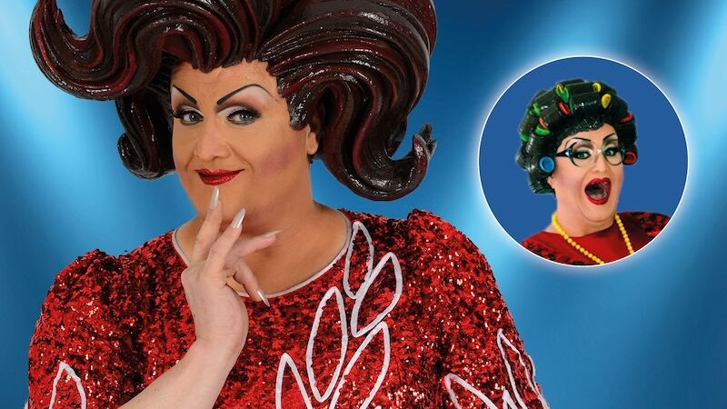 Eine Person in einem glitzernden roten Kleid und einer gro&szlig;en, kunstvollen Per&uuml;cke posiert vor einem blauen Hintergrund. Im Hintergrund ein kleineres Bild derselben Person mit Lockenwicklern., &copy; Theaterhaus Stuttgart e.V.