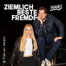Ein Mann und eine Frau posieren auf einem Plakat für die 'Ziemlich Beste Fremde' Live Tour., © links im Bild Ein Mann und eine Frau posieren auf einem Plakat für die 'Ziemlich Beste Fremde' Live Tour., © links im Bild