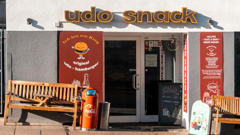 Eingang des Imbisses 'udo snack' mit zwei Holzb&auml;nken und einem M&uuml;lleimer davor., &copy; Stuttgart-Marketing GmbH, Sarah Schmid