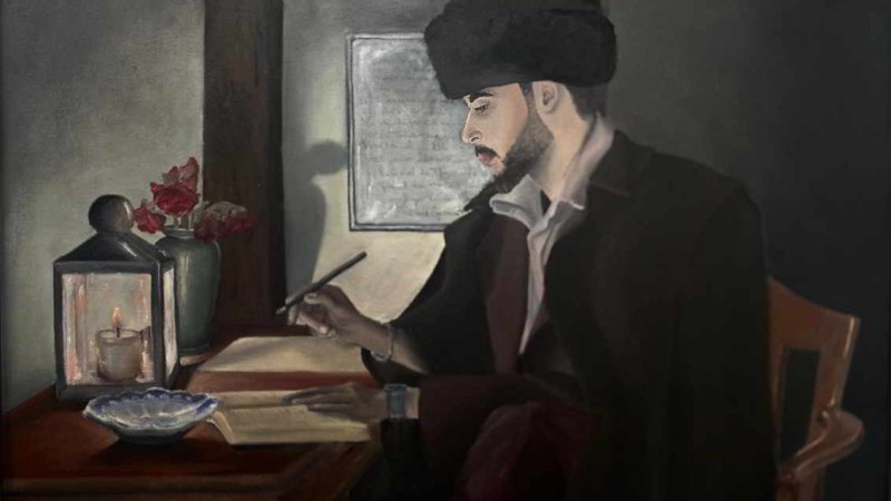 Ein Mann mit Pelzm&uuml;tze sitzt an einem Tisch und schreibt bei Kerzenlicht. Neben ihm stehen eine Vase mit Blumen und eine Laterne., &copy; Olcayto Harman