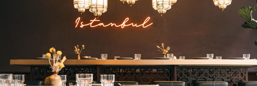 Ein stilvoll eingerichtetes Restaurant mit orientalischen Lampen und einem leuchtenden "Istanbul"-Neonschriftzug an der Wand., © Noa, Stuttgart