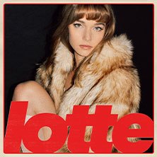 Eine Frau in einem Pelzmantel blickt ernst in die Kamera. Der rote Schriftzug 'lotte' ist prominent im Vordergrund., © links im Bild