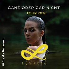 A woman with wet hair stands in the water. The background is dark. Text: 'All or nothing tour 2026'., &copy; links im Bild
