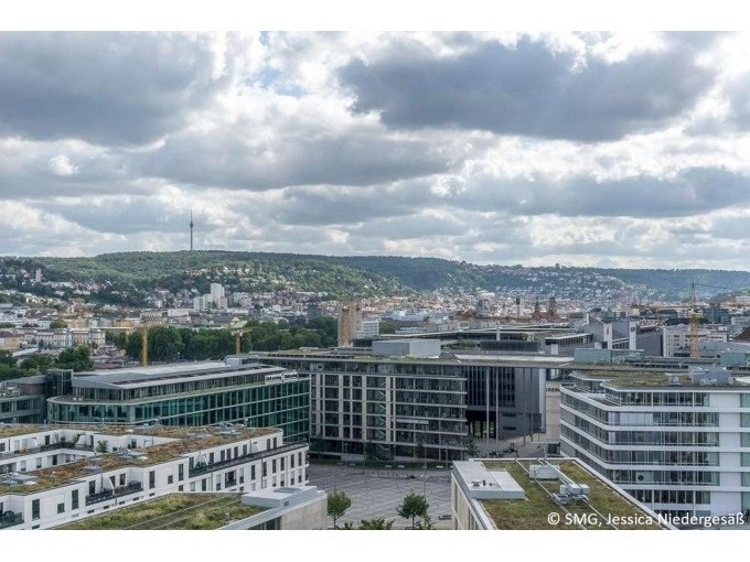 Blick &uuml;ber moderne Geb&auml;ude in Stuttgart, im Hintergrund der Fernsehturm und bewaldete H&uuml;gel unter bew&ouml;lktem Himmel., &copy; Stuttgart Marketing GmbH