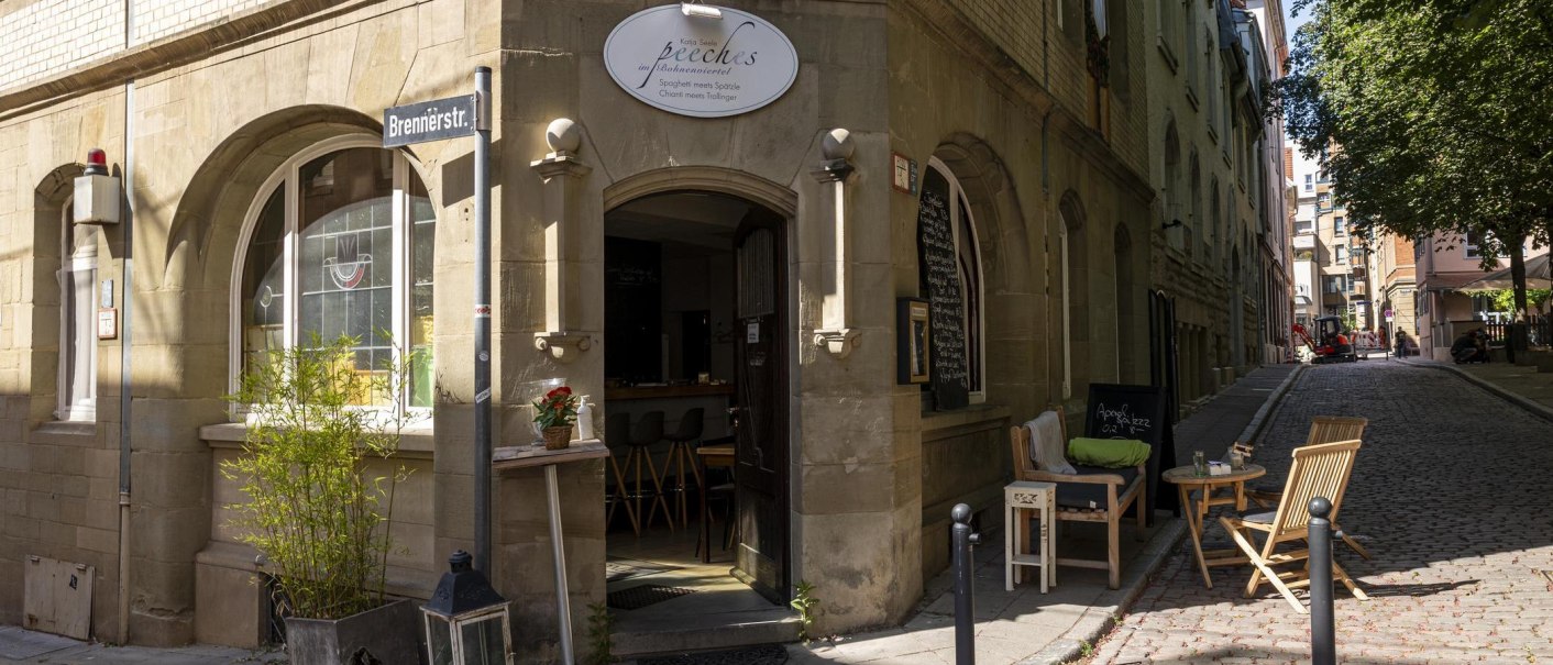 Entrance to the 'Peeches' caf&eacute; in the Bohnenviertel district of Stuttgart. Comfortable seating outside, street sign 'Brennerstr.' visible., &copy; SMG Stuttgart Marketing GmbH - Sarah Schmid