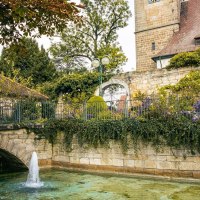 An idyllic view of the town center of Echterdingen with a stone bridge, a fountain and a historic tower in the background., © Stuttgart-Marketing GmbH, Sarah Schmid