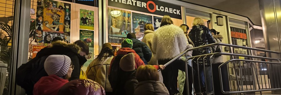 Abendliche Warteschlange vor dem Theater am Olgaeck in Stuttgart mit Plakaten für Puppentheater und Filmfestival., © Theater am Olgaeck Abendliche Warteschlange vor dem Theater am Olgaeck in Stuttgart mit Plakaten für Puppentheater und Filmfestival., © Theater am Olgaeck
