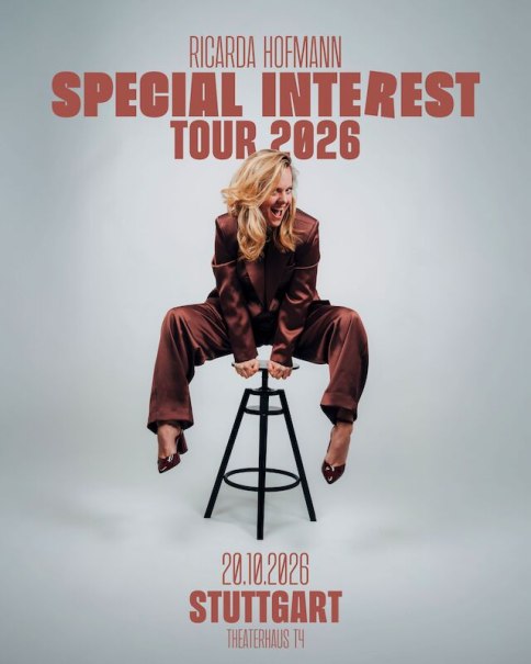 Woman in brown suit sitting on a stool, smiling. Text announces Ricarda Hofmann's Special Interest Tour 2026 in Stuttgart., © Theaterhaus Stuttgart e.V. Woman in brown suit sitting on a stool, smiling. Text announces Ricarda Hofmann's Special Interest Tour 2026 in Stuttgart., © Theaterhaus Stuttgart e.V.