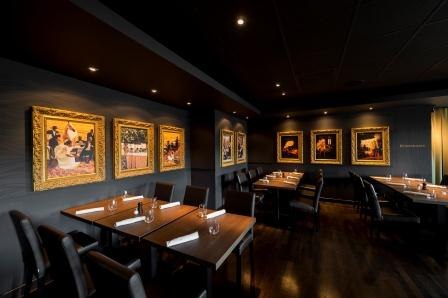 Elegantes Steakhouse mit dunklen Holztischen, Ledersesseln und beleuchteten Gemälden an den Wänden. Gedämpfte Beleuchtung schafft eine gemütliche Atmosphäre., © Abacco Hotels GmbH Elegantes Steakhouse mit dunklen Holztischen, Ledersesseln und beleuchteten Gemälden an den Wänden. Gedämpfte Beleuchtung schafft eine gemütliche Atmosphäre., © Abacco Hotels GmbH