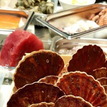 Muschelschalen, Thunfisch und andere Meeresfrüchte auf einem Küchentisch arrangiert., © links im Bild Muschelschalen, Thunfisch und andere Meeresfrüchte auf einem Küchentisch arrangiert., © links im Bild