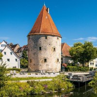 The historic Powder Tower in Vaihingen an der Enz, surrounded by picturesque houses and a tranquil river under a blue sky., &copy; SMG Stuttgart Marketing GmbH - Sarah Schmid