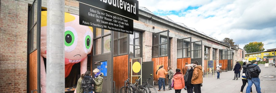 Menschen stehen vor der Kunsthalle mit einem großen aufblasbaren Objekt. Ein Schild mit 'Kunstboulevard' ist sichtbar., © Atelier Oradoro Menschen stehen vor der Kunsthalle mit einem großen aufblasbaren Objekt. Ein Schild mit 'Kunstboulevard' ist sichtbar., © Atelier Oradoro