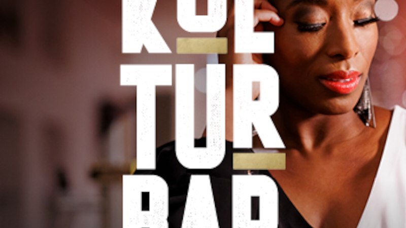 Eine stilvolle Frau mit geschlossenen Augen und elegantem Make-up vor dem Schriftzug 'KULTURBAR'., &copy; BW-Spielbanken GmbH & Co. KG / Spielbank Stuttgart