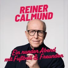 Ein Mann mit Brille und Glatze, lächelnd, vor einem weißen Hintergrund. Text: 'Reiner Calmund - Ein runder Abend mit Fußball & Freunden'., © links im Bild Ein Mann mit Brille und Glatze, lächelnd, vor einem weißen Hintergrund. Text: 'Reiner Calmund - Ein runder Abend mit Fußball & Freunden'., © links im Bild