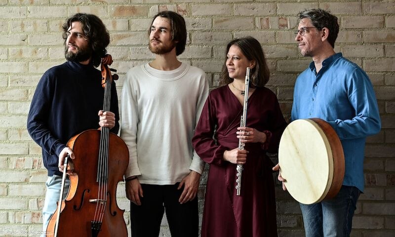 Vier Musiker mit Cello, Fl&ouml;te und Rahmentrommel posieren vor einer Backsteinwand. Sie blicken in verschiedene Richtungen., &copy; Levan Andria