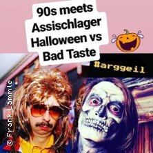 Zwei verkleidete Personen, eine mit Perücke und Sonnenbrille, die andere als Skelett. Text: '90s meets Assischlager Halloween vs Bad Taste'. #arggeil 🎃, © links im Bild Zwei verkleidete Personen, eine mit Perücke und Sonnenbrille, die andere als Skelett. Text: '90s meets Assischlager Halloween vs Bad Taste'. #arggeil 🎃, © links im Bild
